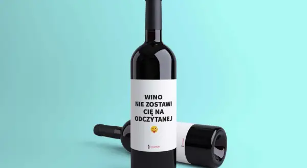 Butelka wina z zabawnym napisem "WINO NIE ZOSTawi CIĘ NA ODCZYTANEJ". Idealny prezent, gdy czujesz, że nie pasujesz do zespołu w pracy.