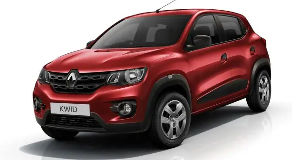 Czerwony Renault Kwid z czarnymi dodatkami, gotowy na miejskie przygody.