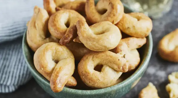 Schüssel mit knusprigen Taralli, perfekt für ein einfaches Taralli Rezept.