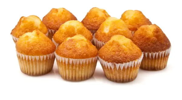 Un grupo de magdalenas de naranja recién horneadas, doradas y esponjosas, listas para disfrutar.
