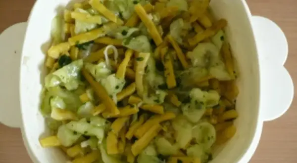 Frischer Bohnen Gurken Salat mit Kräutern in einer weißen Schüssel.