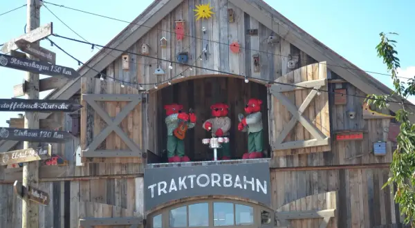 Truskawkowe miasteczko zaprasza! Zobacz cennik atrakcji i wybierz się na przejażdżkę traktorem.
