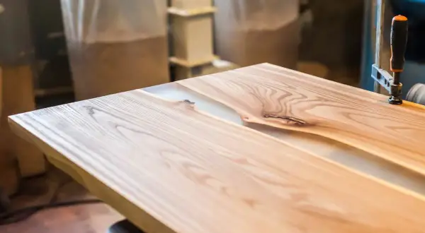 Tavolo in legno con resina bianca, un perfetto abbinamento colori con legno naturale. La venatura del legno crea un disegno unico.