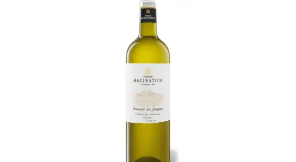 Flasche hellgrünen Weins, "Vernaccia di San Gimignano" von Podere Macinatico, ein toskanischer Wein aus Italien.