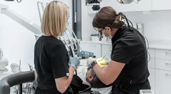 Jak zostać dentystą? Kompletny przewodnik krok po kroku