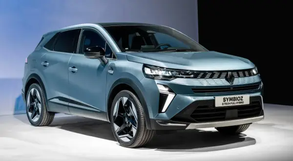 Nowoczesny, błękitny samochód koncepcyjny Renault Symbioz E-Tech Full Hybrid, prezentujący innowacyjną symbiozę technologii i designu.