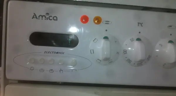 Panel sterowania piekarnika Amica Super Line z wyświetlaczem elektronicznym, pokrętłami temperatury i ikonami funkcji.