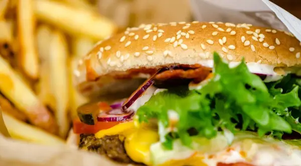Pyszny burger wołowy z Lidla, idealny do usmażenia w domu. Zobacz, jak łatwo go przygotować!