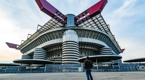 Mężczyzna podziwia imponujący stadion Interu Mediolan, znany jako San Siro.