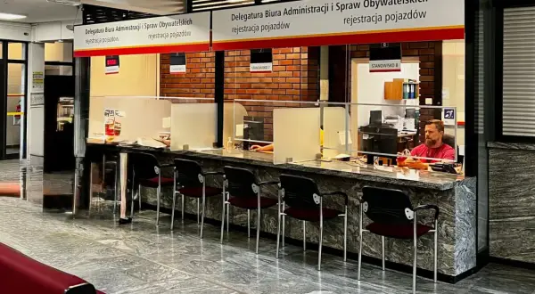Przerejestrowanie auta 2026: Ile kosztuje? Poznaj ukryte opłaty