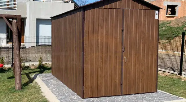 Solidne podłoże pod domek narzędziowy z kostki brukowej, gotowe na nowe przechowywanie.