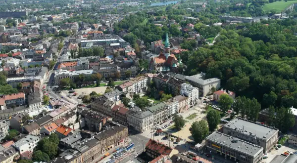 Widok z lotu ptaka na zabytkowe kamienice i kościół na krakowskim Podgórzu.