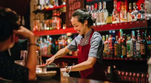 Ile zarabia barman na godzinę? Sprawdź, co wpływa na wynagrodzenie