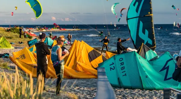 Bezpieczny kitesurfing: Zrozum wiatr i wybierz sprzęt idealnie!