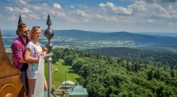 Para podziwia widoki na malownicze Góry Świętokrzyskie. To jedne z najpiękniejszych atrakcji regionu.