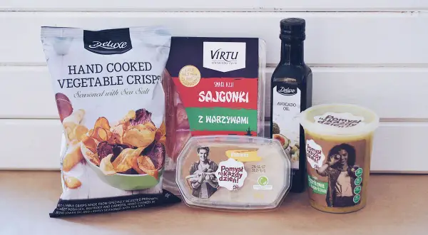 Chipsy warzywne, sajgonki, hummus, olej awokado i zupa w słoiku.
