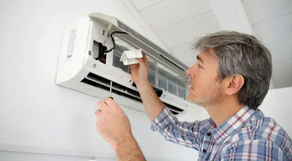 Tecnico installa climatizzatore. Scopri il costo installazione climatizzatore con Braga.