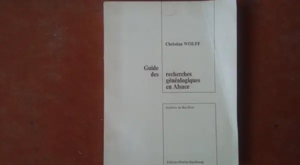 Guide des recherches généalogiques en Alsace par Christian Wolff, un outil précieux pour explorer les archives du Bas-Rhin numérisées.