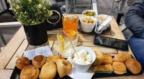 Idealna siesta we Włoszech: aperitivo z przekąskami, oliwkami i drinkami. Czas na relaks!