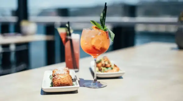 Orzeźwiający Aperol Spritz z miętą i pomarańczą, idealny do przekąsek. Zastanawiasz się, jakie prosecco do Aperola? Wybierz wytrawne!