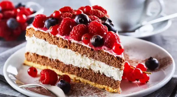 Pyszny tort z owocami leśnymi, idealny do domowych deserów. Przepisy na takie cuda znajdziesz w internecie.