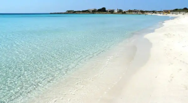 Spiaggia di Porto Cesareo con acque cristalline e sabbia bianca. Un paradiso per rilassarsi sotto il sole.