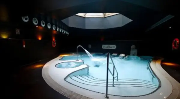 Relájate en el balneario de la Alameda, con su piscina de aguas cálidas y cascada.