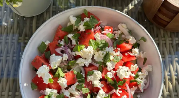 En härlig sommarsallad med saftig vattenmelon, krämig fetaost och färsk mynta. Perfekt för en varm dag!