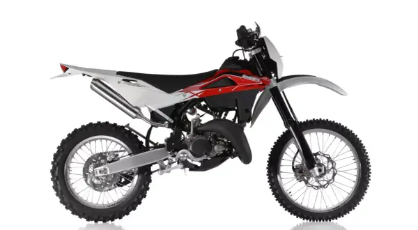 Husqvarna WR 125 dane techniczne: lekki motocykl crossowy z czerwono-białym malowaniem, gotowy do akcji.