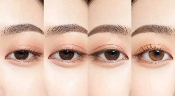 Quattro occhi mostrano i passaggi di un tutorial trucco occhi: prima, con ombretto leggero, con eyeliner e infine con mascara.