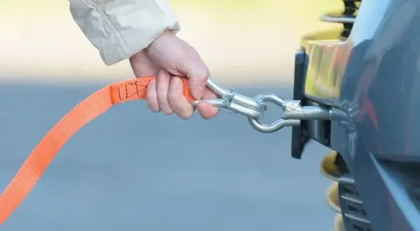 Jak się holuje auto - uniknij najczęstszych błędów i zagrożeń