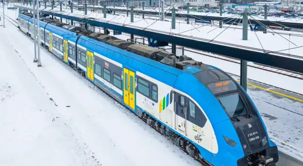 Nowy, niebiesko-biały pociąg Elf na stacji Pyzowice Lotnisko. Idealny transport na lotnisko w zimowy dzień.