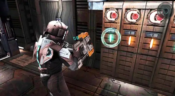 Gracz w skafandrze z bronią w ręku, w mrocznym korytarzu statku kosmicznego. Widok z gry dead space mobile.