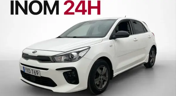 Vit Kia Rio, redo för en snabb leverans i Sverige. En perfekt bil för din nästa kia rio test.