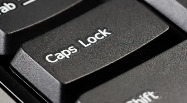 Klawisz Caps Lock na klawiaturze. Czasem zapominamy go wyłączyć i piszemy WIELKIMI LITERAMI.