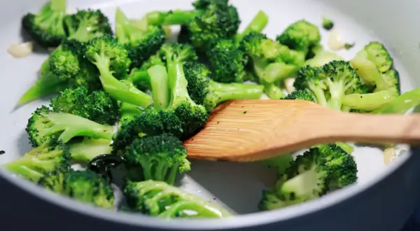 Broccoletti in padella, saltati con aglio e un tocco di pepe. Un contorno sano e gustoso che profuma di casa.