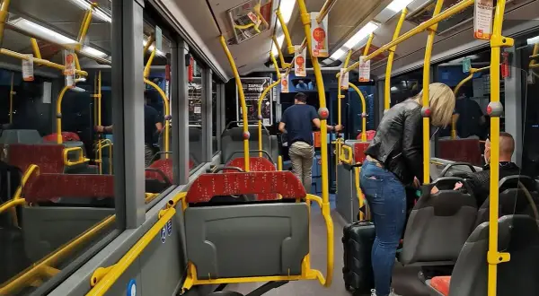 Wnętrze autobusu w Zadarze. Pasażerowie z bagażami korzystają z zadarskiej komunikacji miejskiej.