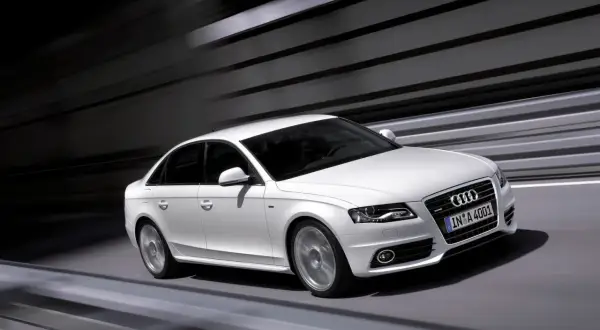 Białe Audi A4 B8 w ruchu, z widocznymi typowymi usterkami, które mogą pojawić się w tym modelu.