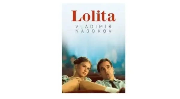 Plakat filmu "Lolita" na podstawie powieści Vladimira Nabokova. Na pierwszym planie siedząca para: młoda dziewczyna i starszy mężczyzna.