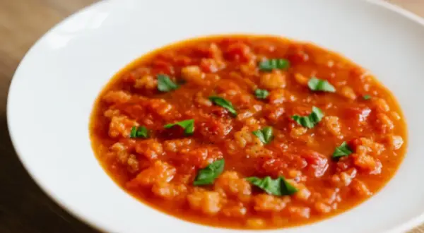 Toskanische Brot-Tomaten-Suppe mit Basilikum in einer weißen Schüssel.