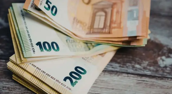 Euro in banconote da 50, 100 e 200. Il denaro è pronto per l'acquisto di una casa in comunione dei beni.