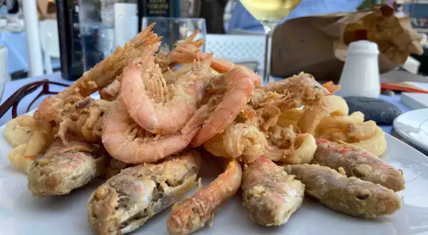 Fritto misto di mare, un'esplosione di sapori liguri, perfetto per una cena nei ristoranti di Santa Margherita Ligure.