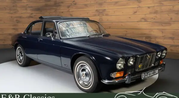 Mörkblå Jaguar XJ6 till salu, en klassiker med tidlös elegans. Perfekt för dig som söker en lyxig och stilfull bil.
