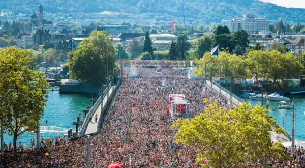 Folla immensa al festival zurigo, un fiume di persone celebra la Street Parade.