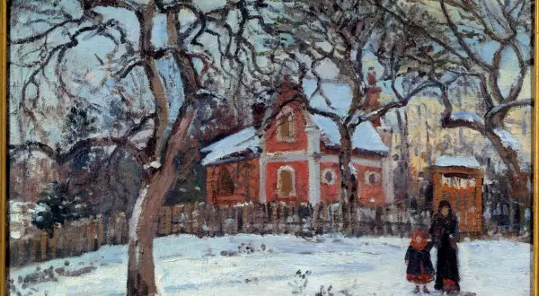 Zimowy krajobraz z czerwoną chatką i dwiema postaciami na śniegu. Jedno z dzieł Camille Pissarro.