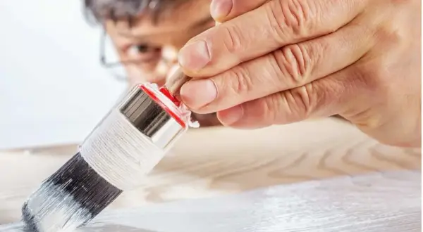Applicazione di primer legno per preparare la superficie alla verniciatura. Il primer serve a migliorare l'adesione e la finitura.