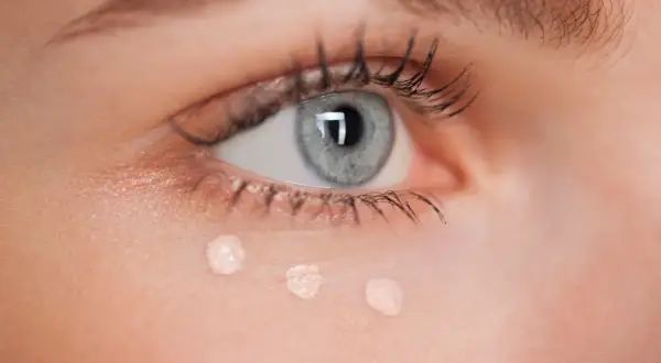 Korektor Maybelline z gąbeczką nie działa? To nie wada! Aktywuj go!
