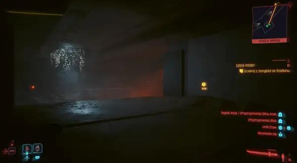 Mroczny korytarz w grze Cyberpunk 2077. Dzień próby, cel: ucieczka ze stadionu. W oddali widać czerwoną łunę i mgłę.