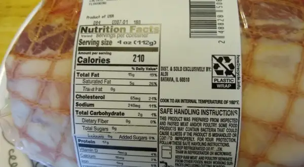 Łopatka wieprzowa: 210 kcal na porcję (112g). Etykieta zawiera informacje o wartościach odżywczych i instrukcje bezpiecznego obchodzenia się z produktem.