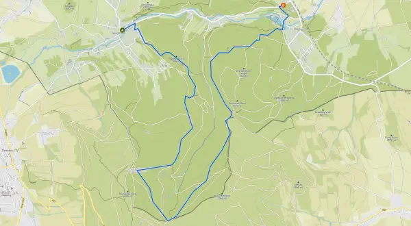 Mapa turystyczna Gór Opawskich z zaznaczoną trasą pieszą. Widoczne szczyty: Biskupia Kupa (889 m), Velká Stříbrná (786 m).